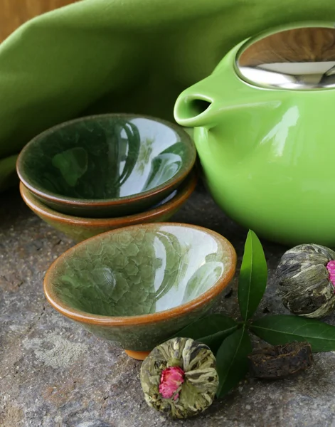 Set for a traditional tea drinking (teapot, cups and green tea) — Stock Photo, Image