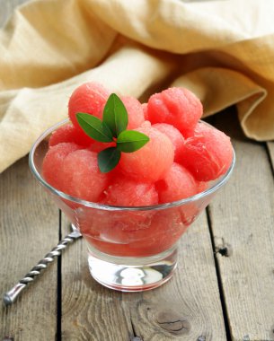 meyveli karpuz salatası.