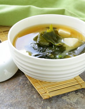 tofu ve deniz yosunu ile Japon miso çorbası