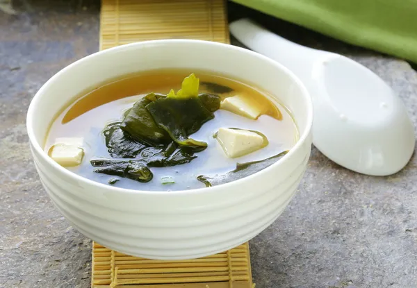 Sopa missô japonesa com tofu e algas — Fotografia de Stock