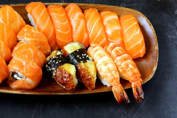 Sushi variado com salmão, camarão e enguia - comida tradicional japonesa — Fotografia de Stock