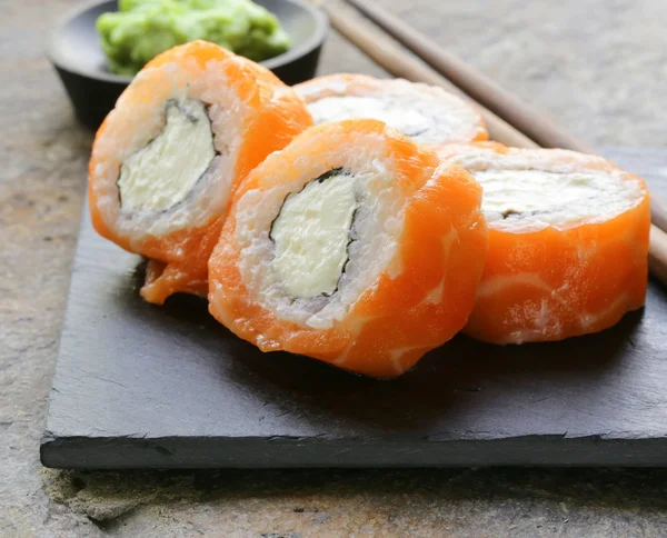 Filadelfia rollos con salmón - comida tradicional japonesa —  Fotos de Stock