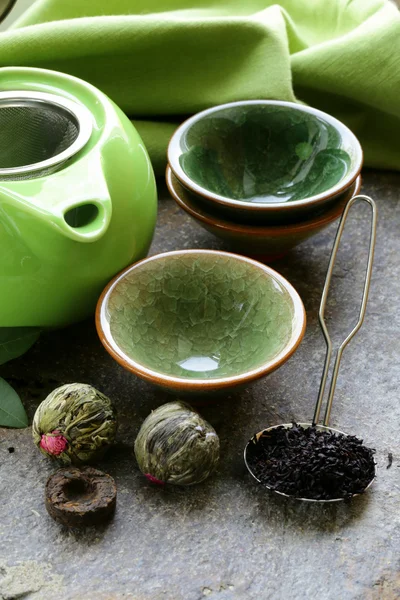 Conjunto para uma bebida tradicional de chá (bule, xícaras e chá verde ) — Fotografia de Stock