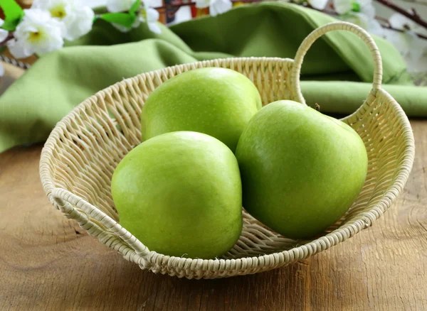 Зелені яблука "granny Сміт" в кошику на столі — стокове фото