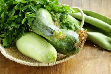 Tahta bir masada taze yeşil kabak.