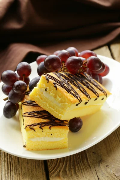 Krem ciastka z winogron i czekolada — Zdjęcie stockowe