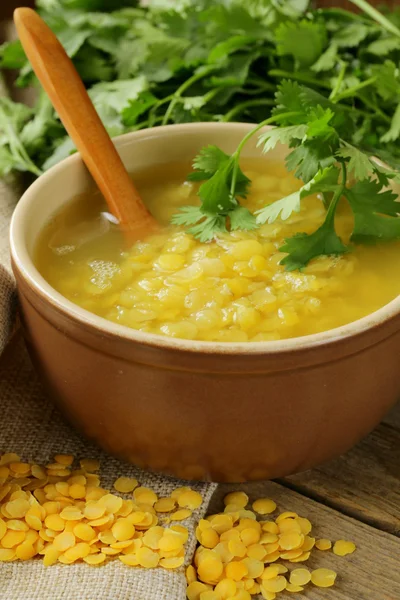 Желтый чечевичный суп с зеленым кориандром — стоковое фото
