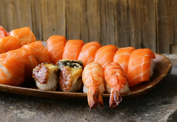 Sushis assortis au saumon, aux crevettes et à l'anguille - nourriture traditionnelle japonaise — Photo