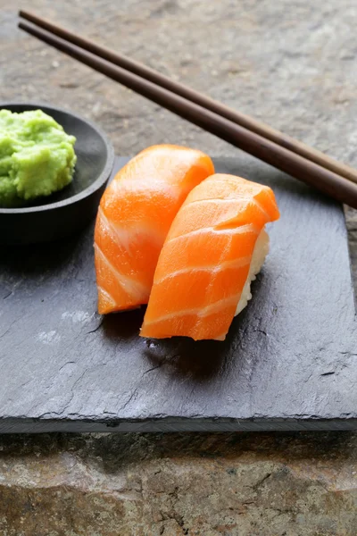 Sushi con salmón: comida tradicional japonesa — Foto de Stock