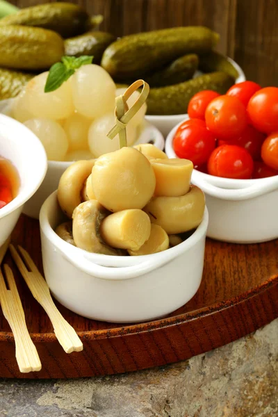 Eingelegte Snacks (Tapas) - Pilze, Tomaten, Gurken und Perlzwiebeln — Stockfoto