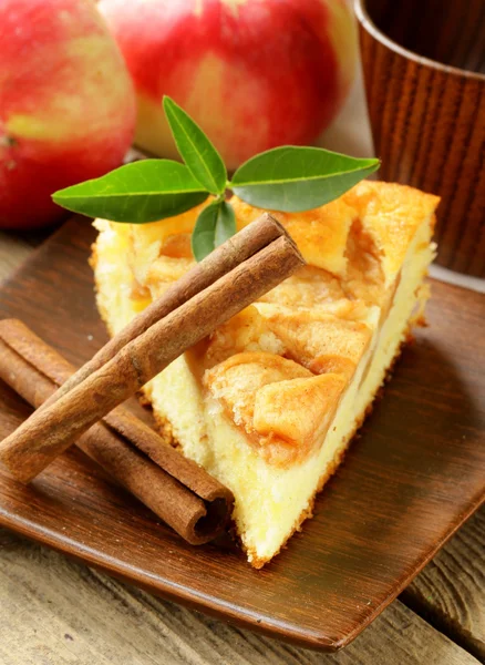 Pedazo de tarta de manzana casera con canela sobre una mesa de madera — Foto de Stock