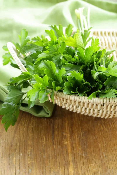 Salsa verde fresca em cesta de vime — Fotografia de Stock