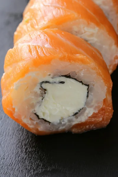 Filadelfia rollos con salmón - comida tradicional japonesa —  Fotos de Stock