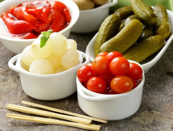 Eingelegte Snacks (Tapas) - Pilze, Tomaten, Gurken und Perlzwiebeln — Stockfoto