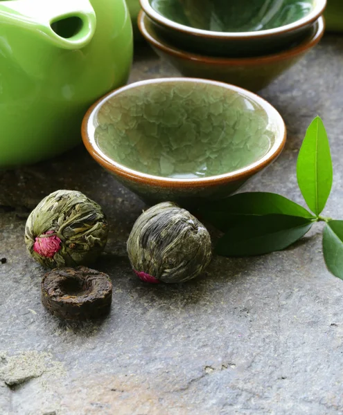 Set für ein traditionelles Teetrinken (Teekanne, Tassen und grüner Tee) — Stockfoto