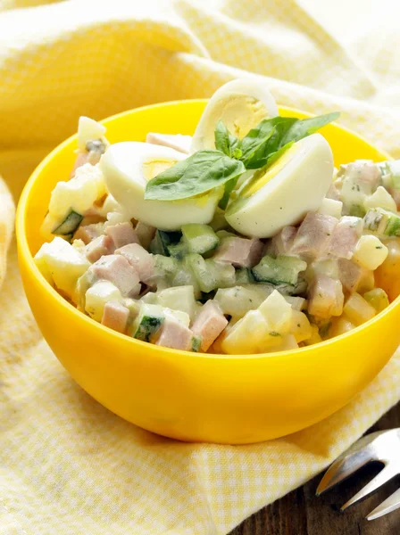 Egg salad with quail eggs, cucumber and sausage — Stock Photo, Image