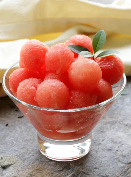 Salade de fruits de pastèque dans un plat de sundae en verre — Photo