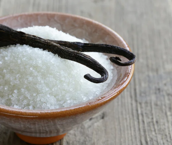 Ζάχαρη με φυσική βανίλια λοβούς σε ένα φλιτζάνι — Φωτογραφία Αρχείου