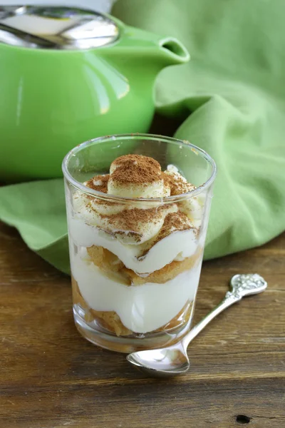 Tiramisú postre italiano (mascarpone, savoiardi) en una copa — Foto de Stock