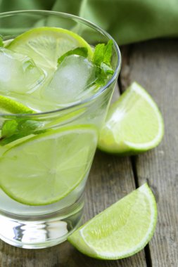 Mojito kokteyl limon, nane ve buz ile