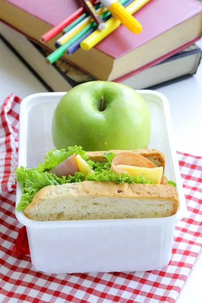 Sandwich con jamón, ensalada verde y manzana en una caja - almuerzo escolar — Foto de Stock