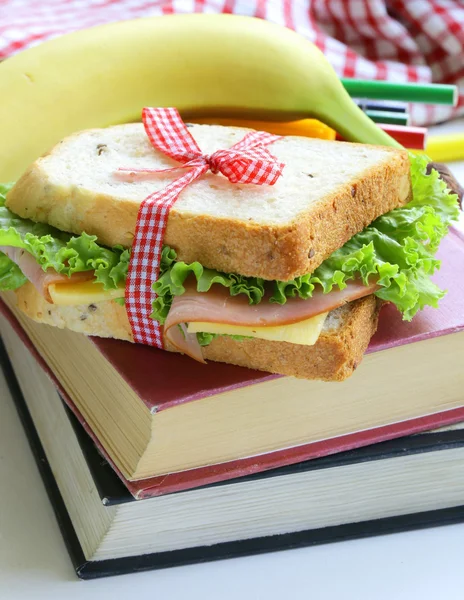 Sandwich mit Schinken, Apfel, Banane und Müsliriegel - gesunde Ernährung, Schulessen — Stockfoto