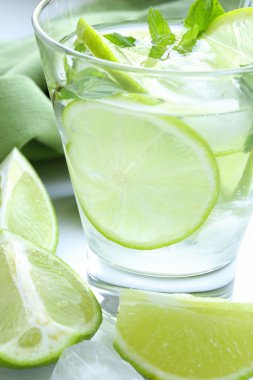 Mojito kokteyl limon, nane ve buz ile