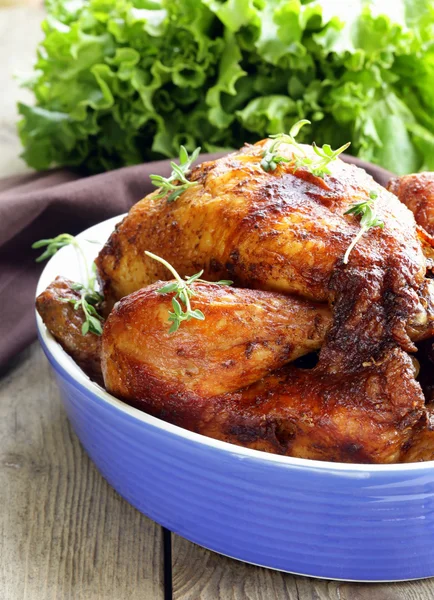Sült csirke-fűszerekkel (kakukkfű és zsálya) — Stock Fotó