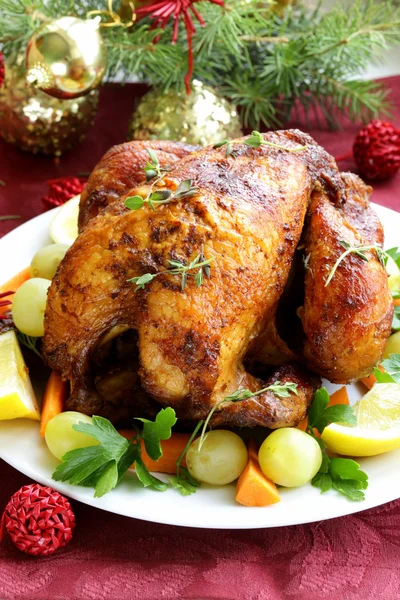 Gebackenes Hühnchen zum Weihnachtsessen, festliche Tischdekoration — Stockfoto