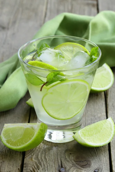 Mojito-Cocktail mit Limette, Minze und Eis — Stockfoto