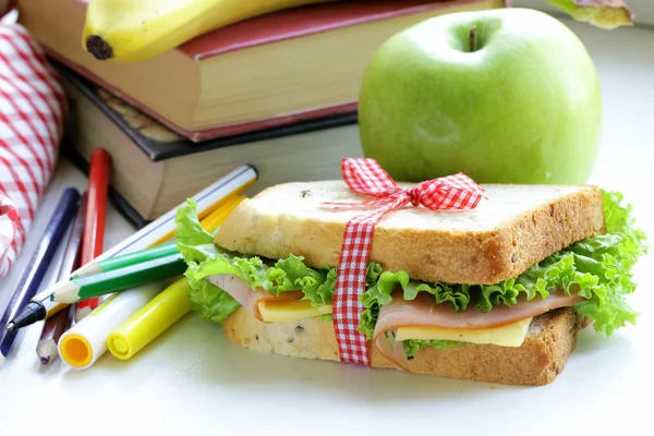 Sandwich con jamón, manzana, plátano y barra de granola - alimentación saludable, almuerzo escolar — Foto de Stock
