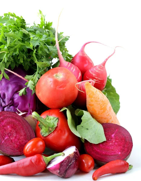 Berbagai macam sayuran merah (tomat, lada, cabai, wortel, bit, kubis, lobak ) — Stok Foto