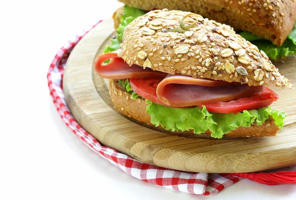 Sandwich de pain complet au jambon et tomates — Photo