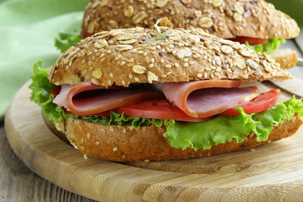 Smörgås av fullkornsbröd med skinka och tomater — Stockfoto