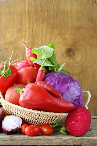 Variedade vegetal vermelha diferente (tomate, pimentão, pimentão, cenouras, beterraba, repolho, rabanetes ) — Fotografia de Stock