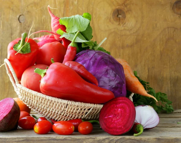 Diverse olika röda grönsaker (tomat, paprika, chili, morötter, rödbetor, Vitkål, rädisor) — Stockfoto