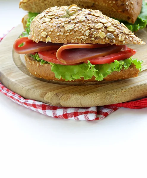 Sandwich of wholemeal bread with ham and tomatoes — Stock Photo, Image