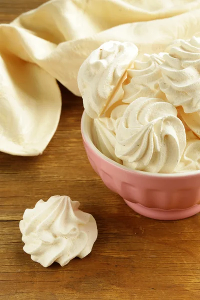 Galletas merengue (clara de huevo batida y azúcar) en una mesa de madera — Foto de Stock