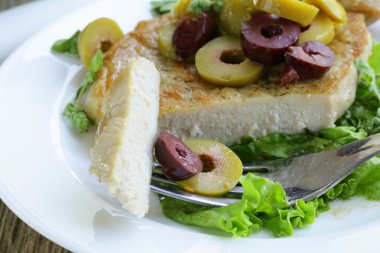 domuz biftek garnitür için yeşil ve Siyah Zeytin ile