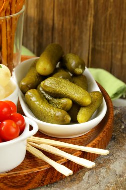 Turşu aperatifler (tapas) - Mantar, domates, salatalık ve inci soğan