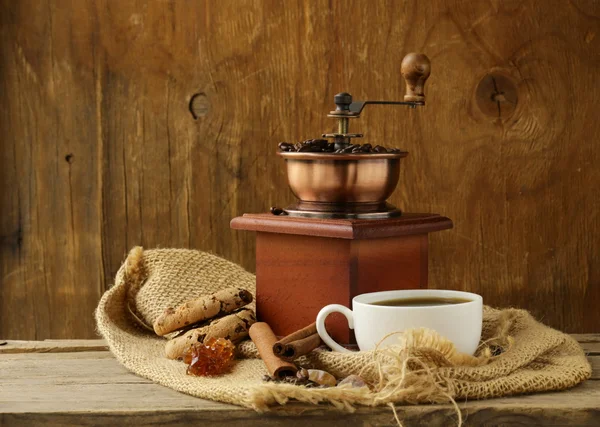 Bodegón de molinillo de café de madera, azúcar, galletas — Foto de Stock