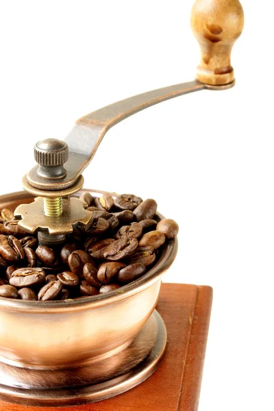 Dřevěný mlýnek na kávu na bílém pozadí — Stock fotografie