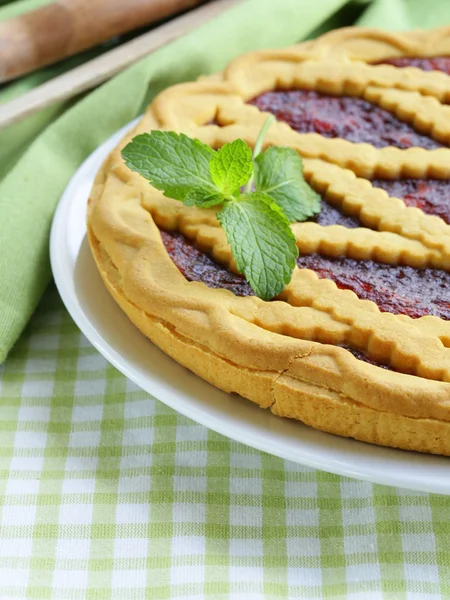 Tarta de cereza casera de masa de pastel corto con mermelada —  Fotos de Stock