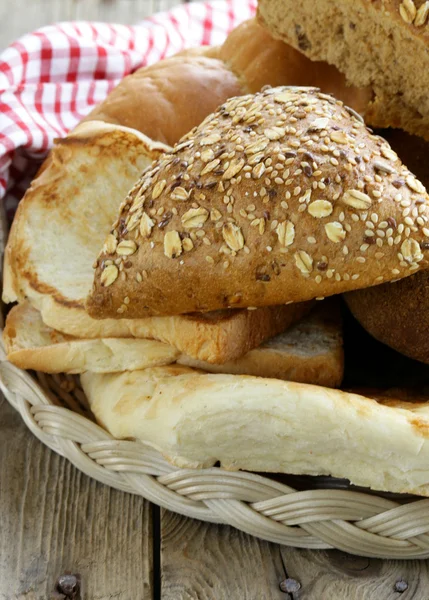 Verschiedene Brotsorten (Roggenbrot, Weißbrot, Brötchen)) — Stockfoto