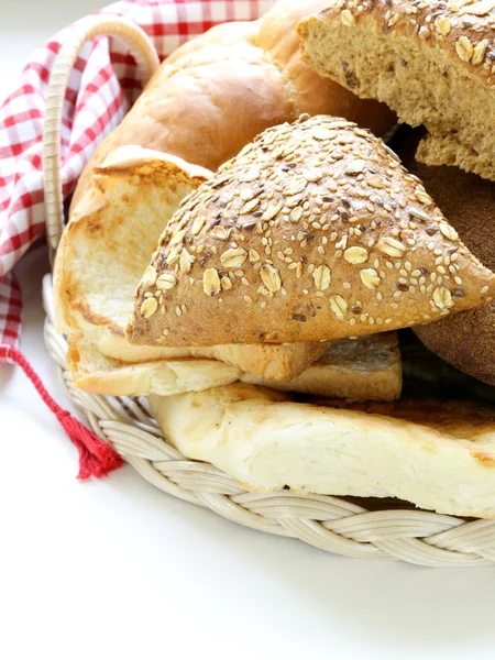 Different types of bread (rye bread, white loaf, bun) — Stock Photo, Image