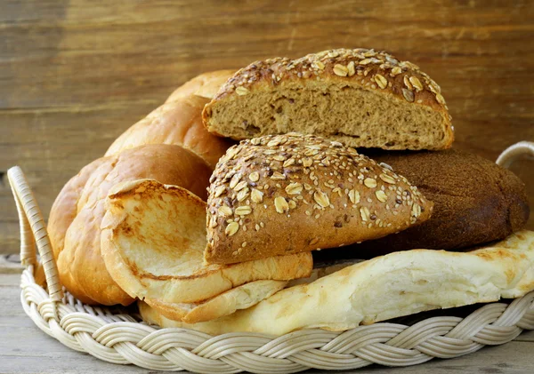 Different types of bread (rye bread, white loaf, bun) — Stock Photo, Image