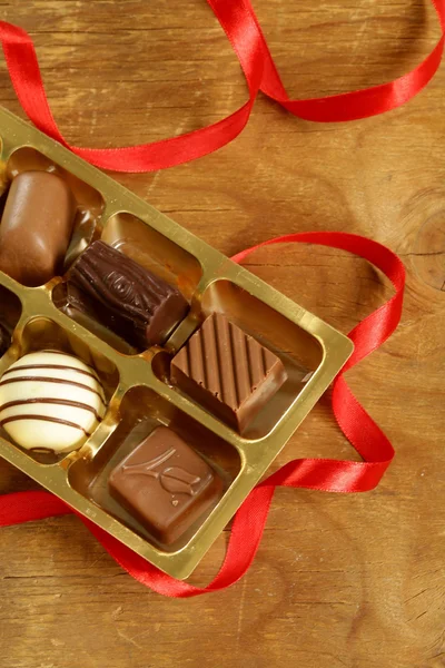 Подарункова коробка шоколадних цукерок — стокове фото