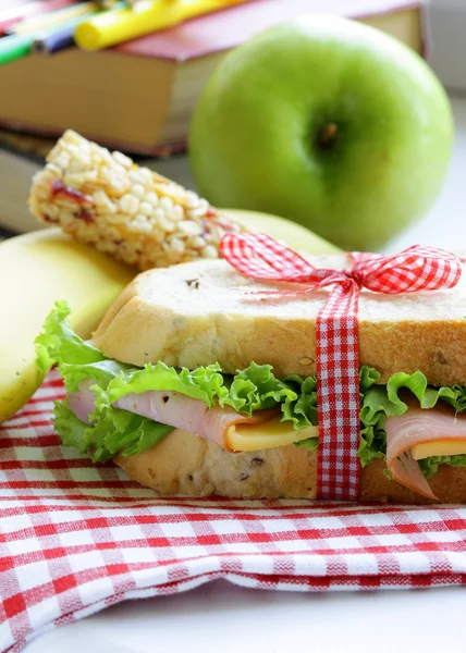 Smörgås med skinka, äpple, banan och granola bar - hälsosamt ätande, skollunch — Stockfoto