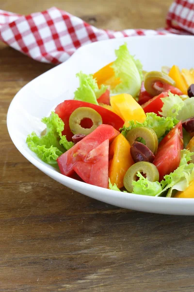 Salat mit bunten Tomaten und Oliven auf dem Holztisch — Stockfoto