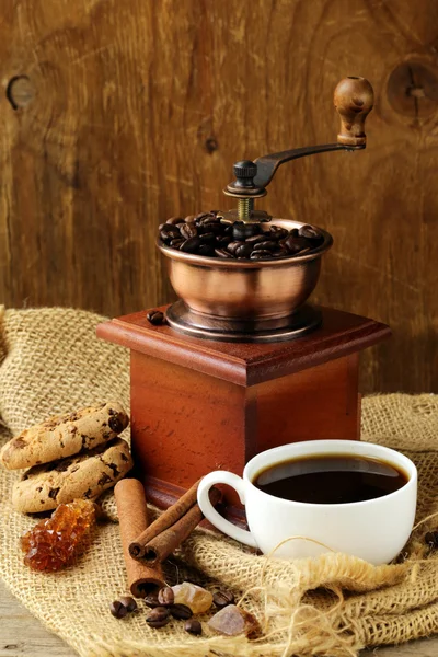 Natürmort ahşap Kahve değirmeni, şeker, bisküvi — Stok fotoğraf